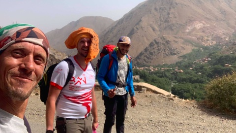 Przyjaciele ruszyli na czterotysięcznik Jebel Toubkal (4167 m n.p.m), dźwigając ze sobą 14-kilogramowy rower/ Fot. Grzegorz Stenka