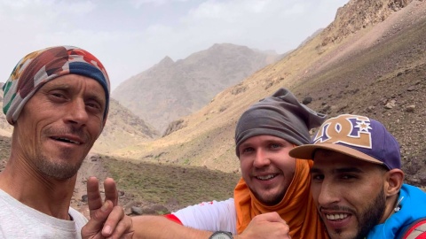 Przyjaciele ruszyli na czterotysięcznik Jebel Toubkal (4167 m n.p.m), dźwigając ze sobą 14-kilogramowy rower/ Fot. Grzegorz Stenka