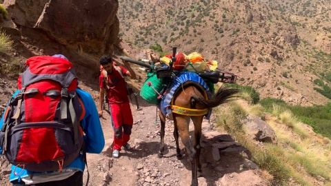 Przyjaciele ruszyli na czterotysięcznik Jebel Toubkal (4167 m n.p.m), dźwigając ze sobą 14-kilogramowy rower/ Fot. Grzegorz Stenka