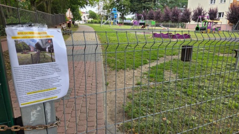 Plac zabaw na osiedlu Kościuszki w Świeciu zamknięty. W piaskownicy ktoś rozbił wielki kawałek szkła/fot. Marcin Doliński