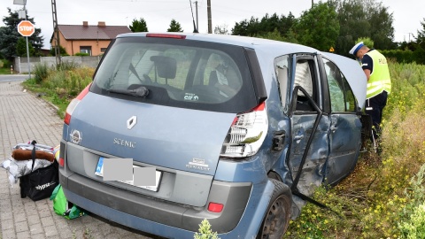 Zignorowanie znaku STOP i wymuszenie pierwszeństwa przejazdu doprowadziło do zderzenia dwóch pojazdów w miejscowości Nowa Wieś (gmina Piotrków Kujawski)/fot. KPP Radziejów