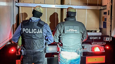 Funkcjonariusze Centralnego Biura Śledczego Policji, Komendy Miejskiej Policji w Bydgoszczy oraz Kujawsko-Pomorskiego Urzędu Celno-Skarbowego w Toruniu zabezpieczyli ponad 15 ton pociętego tytoniu i 88 tys. papierosów bez polskich znaków akcyzy/ Fot. CBŚP