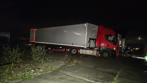 Funkcjonariusze Centralnego Biura Śledczego Policji, Komendy Miejskiej Policji w Bydgoszczy oraz Kujawsko-Pomorskiego Urzędu Celno-Skarbowego w Toruniu zabezpieczyli ponad 15 ton pociętego tytoniu i 88 tys. papierosów bez polskich znaków akcyzy/ Fot. CBŚP
