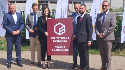 Politechnika Bydgoska nowym gospodarzem stajni w Myślęcinku. Będą się tam uczyć przyszli weterynarze/ Fot. Damian Klich