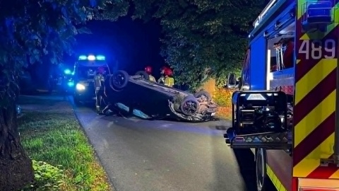 BMW uderzyło w drzewo i dachowało. / Fot. KSRG Dąbrowa