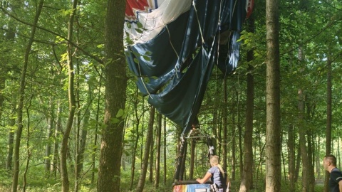 Balon, z którego gondoli wypadły trzy osoby, został odnaleziony przed godz. 9 w kompleksie leśnym między Szczepankami a Słupskim Młynem. / Fot. KMP w Grudziądzu