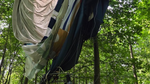 Balon, z którego gondoli wypadły trzy osoby, został odnaleziony przed godz. 9 w kompleksie leśnym między Szczepankami a Słupskim Młynem. / Fot. Fot. Marcin Doliński