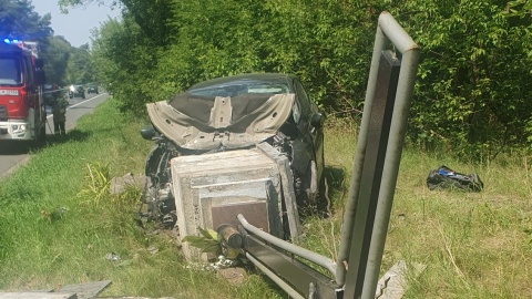 Auto osobowe wypadło z drogi i uderzyło w kapliczkę /fot. KM PSP we Włocławku