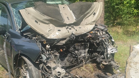 Auto osobowe wypadło z drogi i uderzyło w kapliczkę /fot. KM PSP we Włocławku
