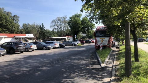 Wzdłuż cmentarza powstały progi zwalniające i dodatkowe miejsca parkingowe. Największe kontrowersje wywołuje jednak małe rondo na skrzyżowaniu z ulicą Lotników/fot. Jarosław Wieprzycki