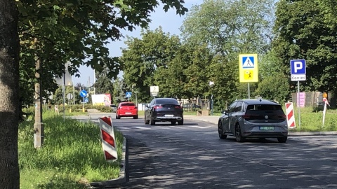Wzdłuż cmentarza powstały progi zwalniające i dodatkowe miejsca parkingowe. Największe kontrowersje wywołuje jednak małe rondo na skrzyżowaniu z ulicą Lotników/fot. Jarosław Wieprzycki