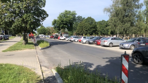 Wzdłuż cmentarza powstały progi zwalniające i dodatkowe miejsca parkingowe. Największe kontrowersje wywołuje jednak małe rondo na skrzyżowaniu z ulicą Lotników/fot. Jarosław Wieprzycki