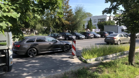 Wzdłuż cmentarza powstały progi zwalniające i dodatkowe miejsca parkingowe. Największe kontrowersje wywołuje jednak małe rondo na skrzyżowaniu z ulicą Lotników/fot. Jarosław Wieprzycki