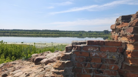 Ruiny zamku w Bobrownikach przyciągają okolicznych mieszkańców /fot. Agnieszka Marszał