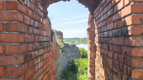 Ruiny zamku w Bobrownikach przyciągają okolicznych mieszkańców /fot. Agnieszka Marszał