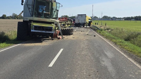 Ranny jest kierowca ciężarówki, który zderzył się czołowo z kombajnistą na odcinku DK 62 między Strzelnem a Kruszwicą/ Fot. KP PSP w Inowrocławiu, st. asp. Paweł Derenda, st. ogn. Tomasz Dąbrowski