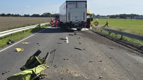 Ranny jest kierowca ciężarówki, który zderzył się czołowo z kombajnistą na odcinku DK 62 między Strzelnem a Kruszwicą/ Fot. KP PSP w Inowrocławiu, st. asp. Paweł Derenda, st. ogn. Tomasz Dąbrowski