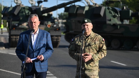 Sekretarz stanu w MON Paweł Bejda (L) i szef Sztabu Generalnego WP gen. Wiesław Kukuła (P) podczas wypowiedzi dla mediów na próbie defilady na warszawskiej Wisłostradzie, w ramach przygotowań do Święta Wojska Polskiego, 9 bm. Tegoroczne obchody odbędą się pod hasłem „Polska SAFE – Bezpieczna Polska”. (mr) PAP/Piotr Nowak