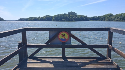 Plaża w Kruszwicy. Zdecydowanie bezpieczniejsza jest kąpiel za dnia, pod okiem ratownika/fot. Damian Klich