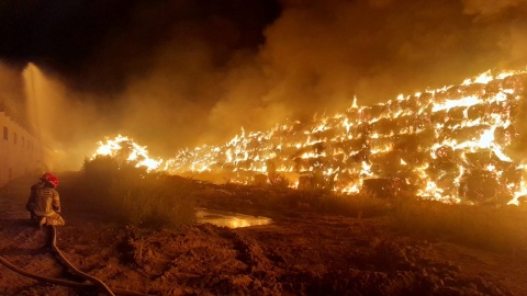 Pożar stogu słomy w Kornatowie (fot. KP PSP w Chełmnie)