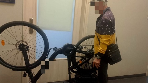 Nietrzeźwy cyklista przyjechał na komisariat w Aleksandrowie, by oznakować rower/fot. KPP Aleksandrów Kujawski
