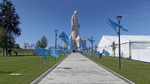 Msza święta podczas uroczystości poświęcenia pomnika Matki Bożej. /fot. Monika Kaczyńska
