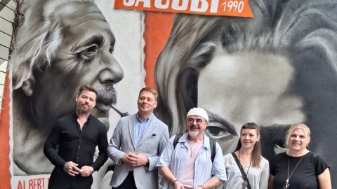 Mural, wystawa i ceramiczna rzeźba - tak Toruń świętował 130. rocznicę urodzin Lotte Jacobi jednej z najwybitniejszych fotografek XX wieku, urodzonej w Toruniu/fot. Iwona Muszytowska-Rzeszotek
