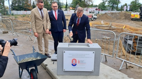 Na terenie Przedsiębiorstwa Przemysłu Ziemniaczanego w Trzemesznie wmurowano kapsułę czasu pod budowę nowoczesnego silosu na skrobię/fot. Marcin Glapiak