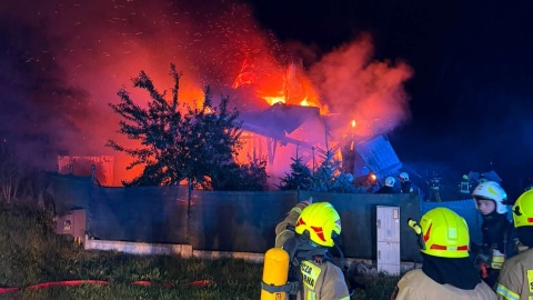 Pięć zastępów straży pożarnej gasiło pożar domu w Sicienku. /fot. OSP w Kruszynie