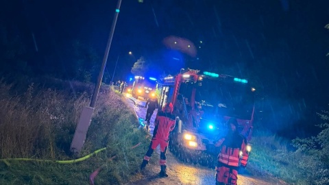 Pięć zastępów straży pożarnej gasiło pożar domu w Sicienku. /fot. OSP w Kruszynie