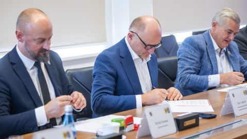 Obwodnica Pakości coraz bliżej. Podpisano porozumienie/fot. Szymon Zdziebło/tarantoga.pl dla UMWKP