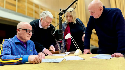 Przemysław Bluszcz (w roli Józefa Kropińskiego), Michał Słobodzian, Żaneta Walentyn i reżyser Waldemar Modestowicz w trakcie nagrań do audiodokumentu pt. „Tu się nie płacze” w studiu Teatru Polskiego Radia/fot. Archiwum