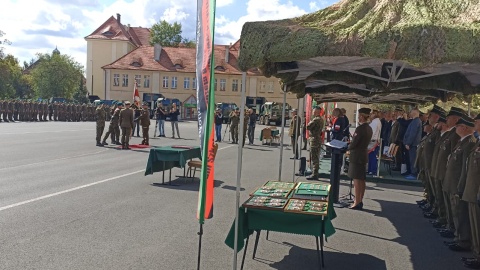 W uroczystym apelu na terenie Centrum Szkolenia Wojsk Rakietowych i Artylerii uczestniczyli m.in. przedstawiciele samorządu województwa, władz miasta i służb mundurowych/fot. Monika Kaczyńska