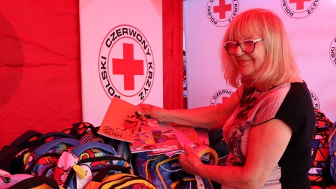 Uczniowie z Bydgoszczy otrzymali szkolne przybory od PCK. /fot. Tatiana Adonis