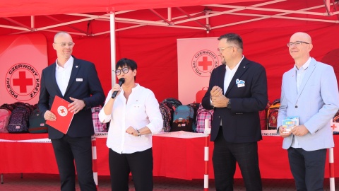 Uczniowie z Bydgoszczy otrzymali szkolne przybory od PCK. /fot. Tatiana Adonis