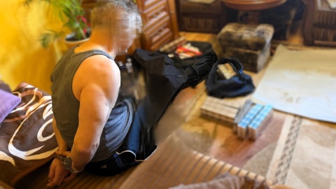 Ponad 62 kg tytoniu i 14 tysięcy papierosów oraz szereg różnego rodzaju szklanych butelek z bezbarwną cieczą zabezpieczyli toruńscy policjanci zwalczający przestępczość ekonomiczną/fot. KMP Toruń