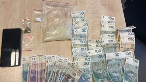 33-latek odpowie za chodzenie w przebraniu, masce i z nożem w ręku ulicami Szubina. /fot. KPP w Nakle nad Notecią