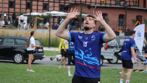 Siatkarze chętnie poodbijali piłkę z fanami/fot. Patryk Głowacki