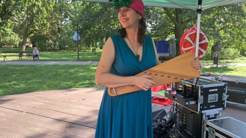 Miasteczko Festiwalu „Pozytywka" w bydgoskim Parku Kochanowskiego. Na zdjęciu: Anna Broda/fot. Ewa Dąbska-Wieczorkowska