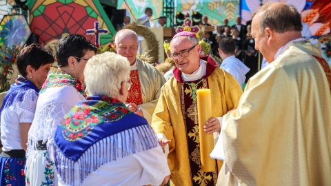 Msza święta, na zdjęciu biskup Szymon Stułkowski (trzyma świecę)/fot. Szymon Zdziebło, tarantoga.pl dla UMWKP