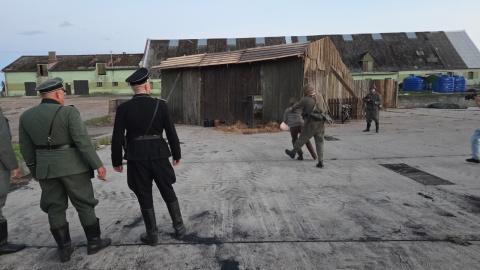 Film pt. „Medalik” opowiada o losach pięciu zamordowanych kapłanów z Borów Tucholskich. Zdjęcie z planu zdjęciowego/fot. Marcin Doliński