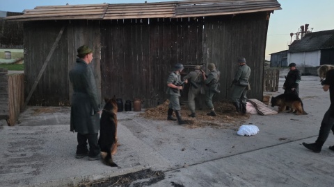 Film pt. „Medalik” opowiada o losach pięciu zamordowanych kapłanów z Borów Tucholskich. Zdjęcie z planu zdjęciowego/fot. Marcin Doliński