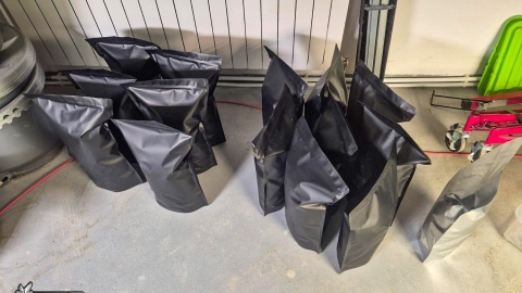 158 sadzonek konopi i ponad 8 kilogramów suszu. CBŚP zlikwidowało uprawę/fot. CBŚP