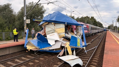 Zderzenie ciężarówki z pociągiem na przejeździe w Gdańsku/fot. KM PSP Gdańsk