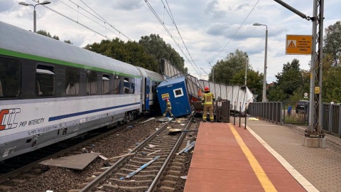 Zderzenie ciężarówki z pociągiem na przejeździe w Gdańsku/fot. KM PSP Gdańsk
