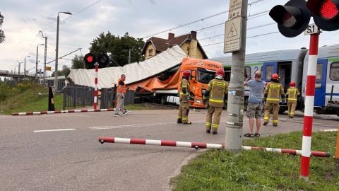 Zderzenie ciężarówki z pociągiem na przejeździe w Gdańsku/fot. KM PSP Gdańsk