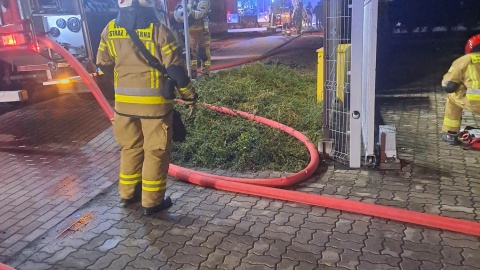Ogień objął dwie przylegające do siebie blaszane hale magazynowe/ Fot. OSP Osielsko