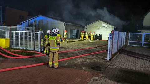 Ogień objął dwie przylegające do siebie blaszane hale magazynowe/ Fot. OSP Osielsko