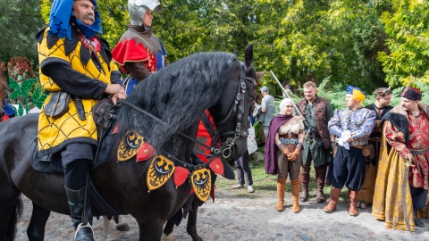 Spotkanie na Zamku Bierzgłowskim rozpoczęła Wielka Parada Bajkowych Bohaterów/ Fot. fot. Mikołaj Kuras dla UMWKP