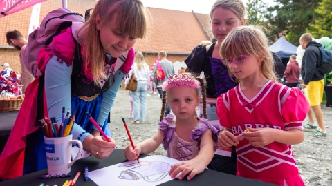 Spotkanie na Zamku Bierzgłowskim rozpoczęła Wielka Parada Bajkowych Bohaterów/ Fot. fot. Mikołaj Kuras dla UMWKP